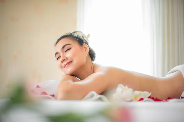 Soft Glow Spa Room Accentuated Beautiful Asian Woman Features Casting — Stock Photo, Image