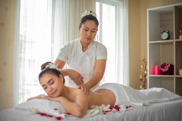 Profesional Masajista Utilizar Habilidad Para Masaje Espalda Hermosa Mujer Asiática — Foto de Stock