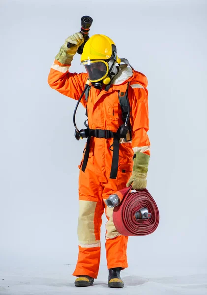 Függőleges Kép Sárga Sisakról Tűzoltó Fején Védelem Biztonság Szimbólumaként Szolgált — Stock Fotó