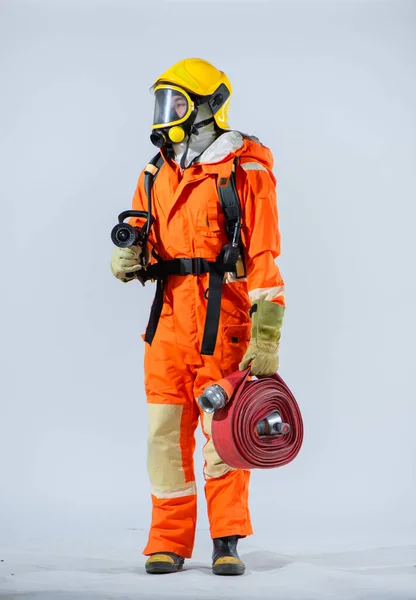 Vertikales Bild Eines Feuerwehrmannes Mit Gelbem Helm Steht Während Einen — Stockfoto