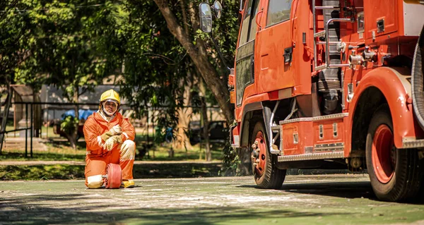 Bomberos Camiones Bomberos Mangueras Incendios Colocados Suelo Muestran Preparación Para —  Fotos de Stock