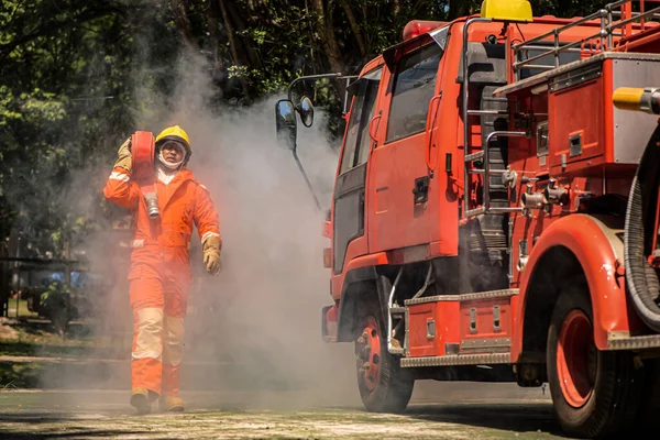 Цілеспрямованим Визначенням Пожежник Рухався Вперед Вага Пожежного Шланга Надійно Спираючись — стокове фото