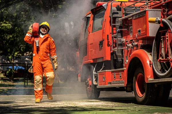 Bombero Está Caminando Con Una Manguera Contra Incendios Hombro Para —  Fotos de Stock