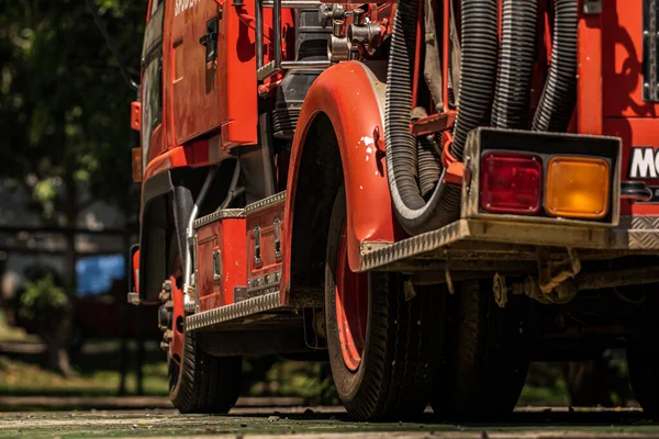 Strategischen Positionen Geparkt Warteten Die Feuerwehrfahrzeuge Auf Den Befehl Ihre — Stockfoto