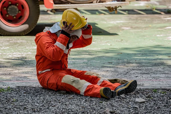 Πυροσβέστες Εμφανώς Εξαντλημένοι Από Τις Έντονες Προσπάθειες Διάσωσης Βρήκαν Παρηγοριά — Φωτογραφία Αρχείου
