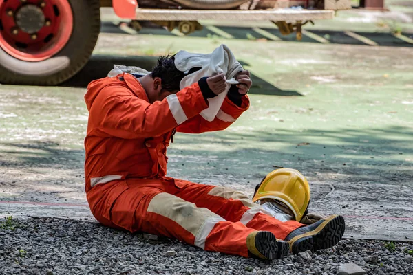 Petugas Pemadam Kebakaran Yang Duduk Lantai Kelelahan Karena Menyelamatkan Korban — Stok Foto
