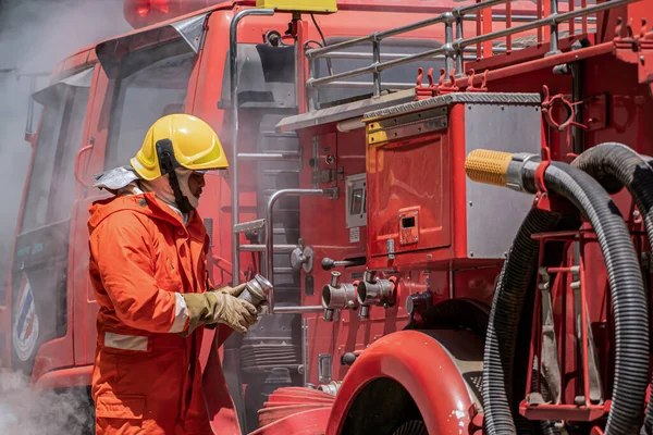 Mit Unerschütterlichem Engagement Bereiten Sich Die Feuerwehrleute Zügig Auf Den — Stockfoto