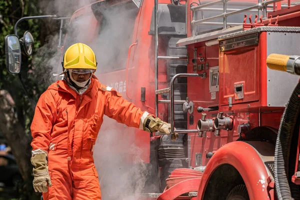 Виснаженням Обличчях Пожежники Нахиляються Міцних Пожежних Машин Шукаючи Підтримки Короткий — стокове фото