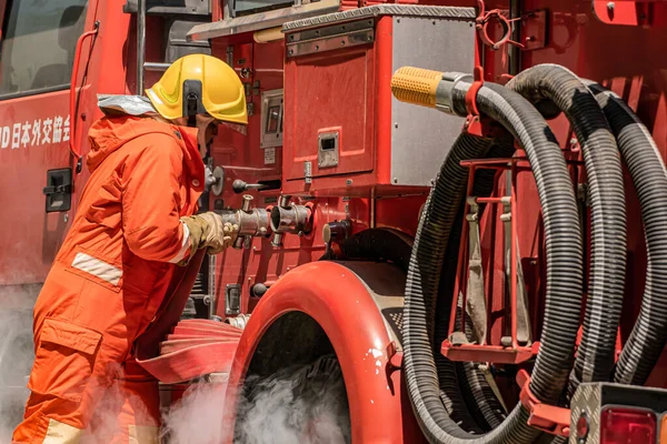 Tfaiyecinin Yılların Tecrübesi Hortumu Yangın Musluğuna Kusursuz Bir Şekilde Bağlayıp — Stok fotoğraf