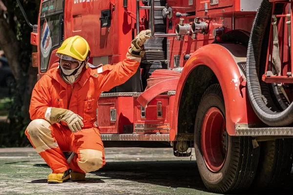 Виснажений Втомлений Пожежник Впав Поруч Пожежною Машиною Шукаючи Миттєвий Відгук — стокове фото