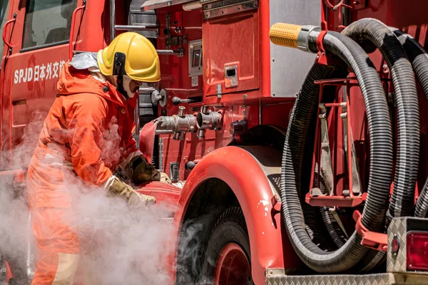 Відпрацьованою Точністю Пожежник Швидко Маневрує Тил Пожежної Машини Готової Отримання — стокове фото