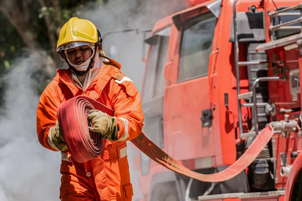 Пожежник Використовує Вміло Намотаний Водяний Шланг Щоб Вийти Пожежної Машини — стокове фото