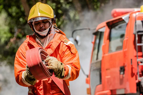 Пожежник Викидає Водяний Шланг Пожежної Машини Гасіння Великих Пожеж Диму — стокове фото