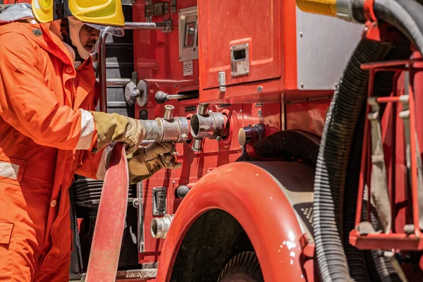Feuerwehrmann Trainierte Muskeln Als Den Wasserschlauch Gekonnt Aufwickelte Damit Einsatzbereit — Stockfoto