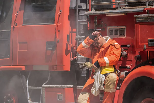 Zweet Druppelde Van Het Voorhoofd Van Brandweerman Terwijl Hij Leunde — Stockfoto