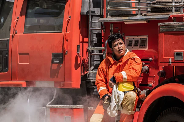 Bombero Está Sentado Contra Camión Bomberos Respirando Pruebas Pesadas Trabajadas —  Fotos de Stock