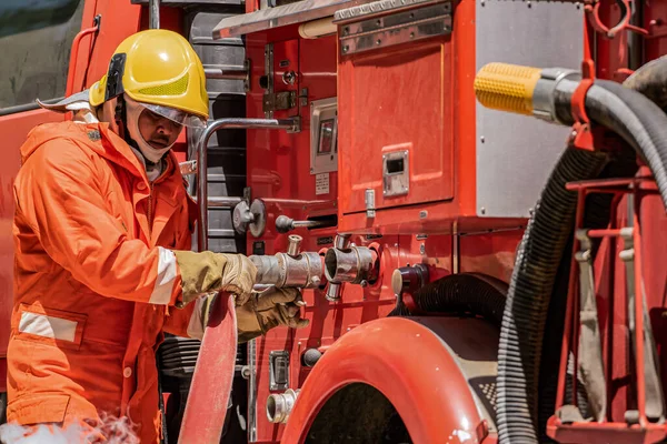 Пожежники Підключають Пожежні Шланги Пожежних Машин Щоб Допомогти Постраждалим — стокове фото
