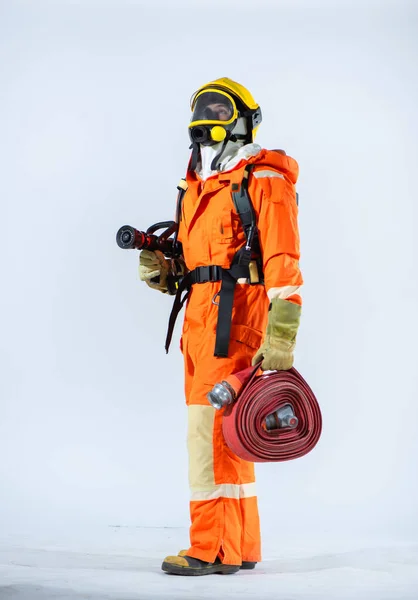 消防車に身を包んだ消防士の垂直写真と黄色のヘルメットをスポーツ 背が高く 任意の火災緊急時に取る準備ができている — ストック写真