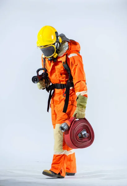 白い背景を背景に 消防士のヘルメットの鮮やかな黄色は 保護と準備の象徴として際立っています — ストック写真
