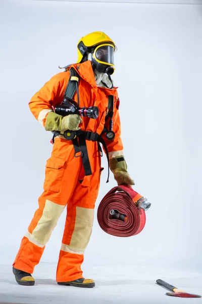 Стоячи Високо Готовий Пожежник Жовтому Шоломі Щільно Тримає Пожежний Шланг — стокове фото