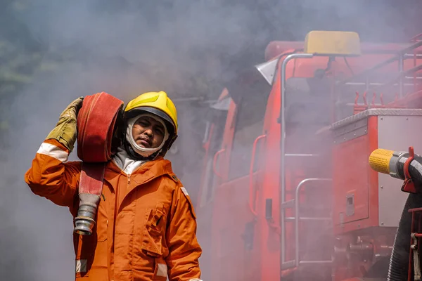 Füst Elnyeli Mint Egy Köpenyt Továbbra Rendíthetetlen Küldetésében Hogy Eloltsa — Stock Fotó