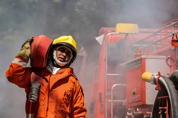 Minden Lépéssel Tűzoltó Jelenléte Testesíti Meg Bátorságot Hősiességet Ahogy Bátran — Stock Fotó