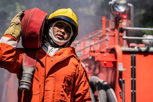 Pemadam Kebakaran Yang Tak Tergoyahkan Itu Bersinar Melalui Asap Yang — Stok Foto