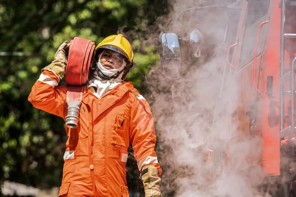 Визначений Погляд Пожежника Проникає Крізь Туман Коли Він Орієнтується Хаотичну — стокове фото
