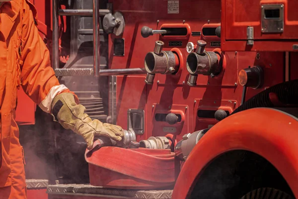 Strażak Zaraz Podniesie Wąż Strażacki Podłączy Wozu Strażackiego Stłumić Ogień — Zdjęcie stockowe