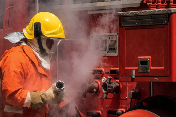 Уважній Увазі Деталей Пожежники Оцінюють Стан Перевірки Пожежного Шланга Наявність — стокове фото