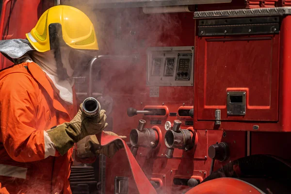 Nachdem Die Feuerwehrschläuche Nun Bereit Und Die Feuerwehrleute Einsatzbereit Sind — Stockfoto