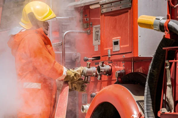 Dieser Entscheidende Schritt Der Brandbekämpfung Stellt Sicher Dass Der Feuerwehrschlauch — Stockfoto