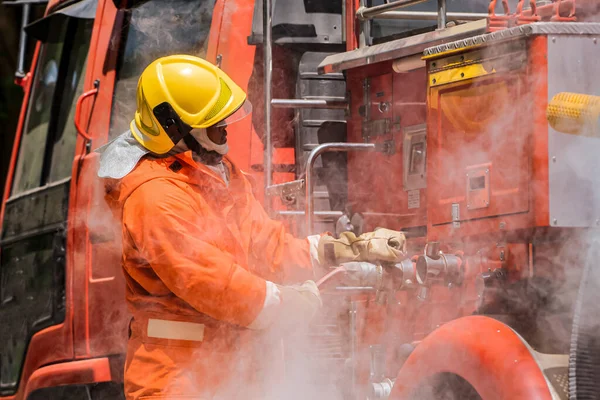 Навчені Руки Пожежника Обробляють Муфти Вирівнюючи Точністю Щоб Встановити Щільну — стокове фото