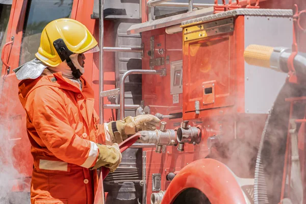 Цілеспрямованою Рішучістю Пожежник Швидко Підключає Пожежний Шланг Визначеної Розетки Пожежній — стокове фото