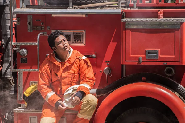 Enquanto Ele Senta Contra Caminhão Bombeiros Bombeiro Olha Para Cima — Fotografia de Stock