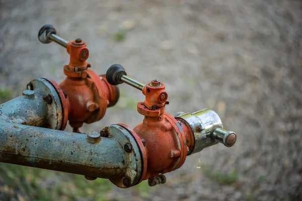 放水阀门是调节各种系统中的水的流动和排放的控制机制 如管道灌溉或消防 以便进行精确的管理 — 图库照片