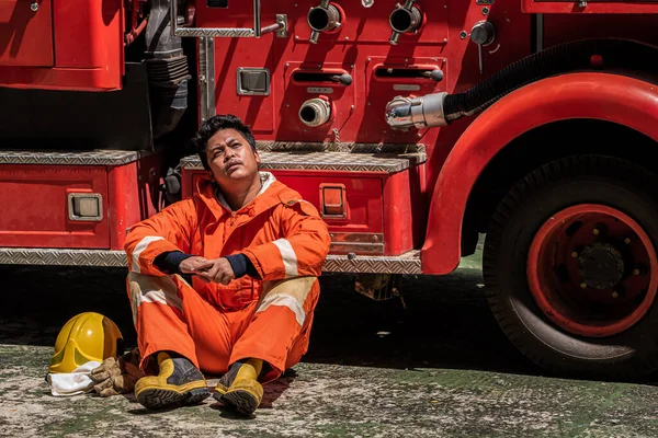 Tűzoltó Belefáradt Hogy Kimentsen Egy Áldozatot Egy Tűzesetből Hátradől Tűzoltóautónak — Stock Fotó