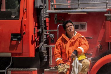 Yorgunluğa rağmen itfaiyecinin görevine olan bağlılığı bir sonrakine karşılık vermeye ve zorluklar karşısında özverili hizmetlerine devam etmeye kararlı..