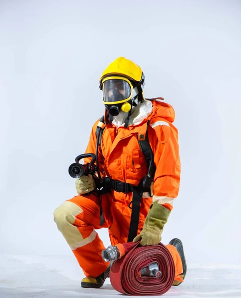 Tegen Achtergrond Van Zuiver Wit Neemt Een Brandweerman Met Een — Stockfoto