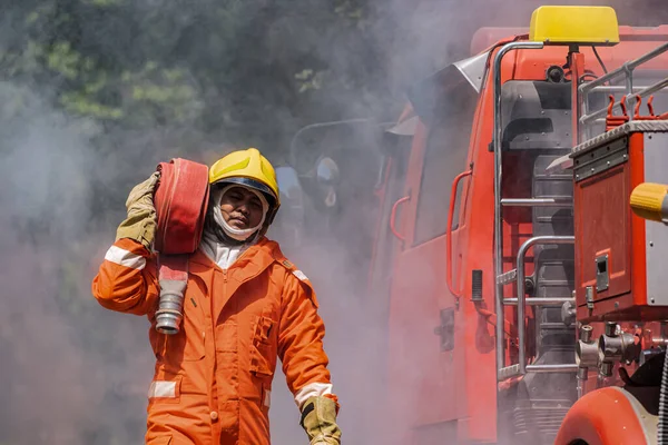 Pandangan Petugas Pemadam Kebakaran Yang Terfokus Dan Sikap Yang Mantap — Stok Foto