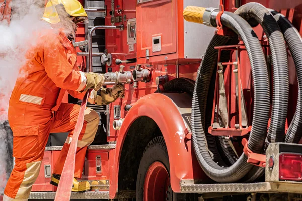 Пожежний Встав Пожежний Шланг Пожежну Машину Готовності Допомогти Жертвам Пожежі — стокове фото