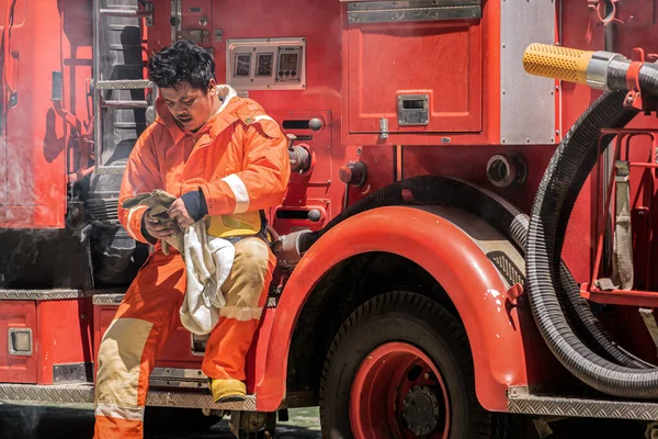 Πυροσβέστης Κάθεται Στο Πυροσβεστικό Φορτηγό Εξαντληθεί Από Βοηθώντας Τους Ανθρώπους — Φωτογραφία Αρχείου