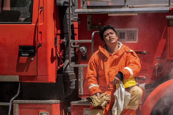 Felfelé Tekintve Tűzoltó Tekintete Kimerültség Elégedettség Keverékét Hordozza Tudva Hogy — Stock Fotó