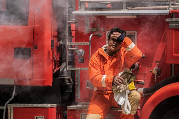 消防車の姿勢は 炎の頭が直面している英雄的な行動の物理的および感情的な犠牲を意味します — ストック写真