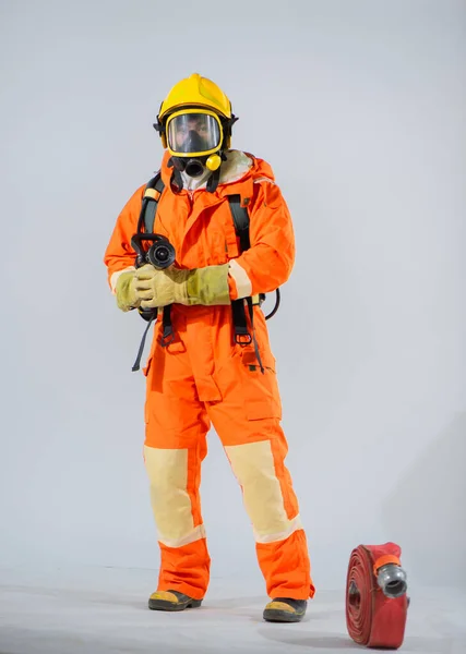 Твердим Руків Пожежному Шланзі Пожежник Ілюструє Свою Готовність Гасіння Полум — стокове фото