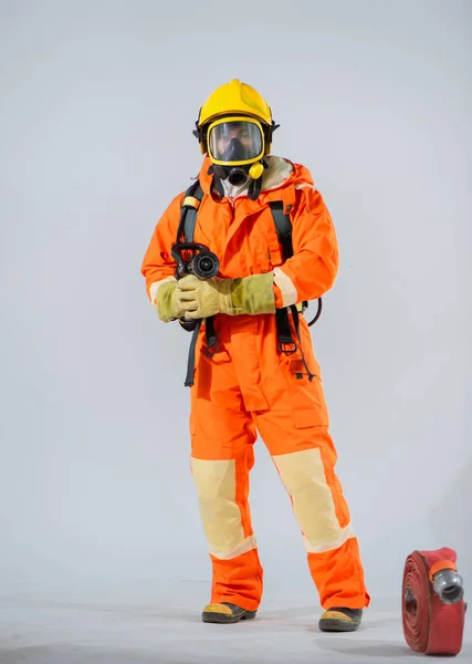 Пожежник Стоїть Тримає Пожежний Шланг Білому Тлі — стокове фото