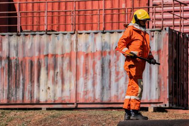 İtfaiyecinin demir baltayı sıkıca kavraması önlerine çıkan her türlü zorlukla yüzleşmeye hazır olduklarını gösterir. Bu da hayatları ve mülkleri korumaya olan bağlılıklarını gösterir..