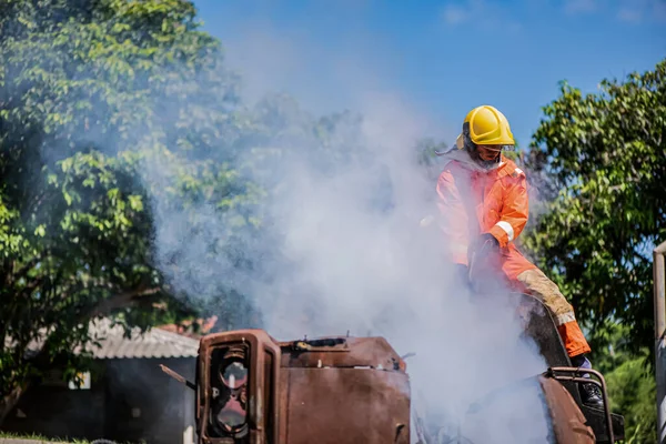 Виразні Жести Пожежника Під Час Утримання Сокири Демонструють Свою Готовність — стокове фото