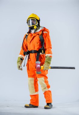 El değmemiş beyaz arka plana karşı itfaiyeci güçlü ve kendinden emin duruyor. Demir baltayı sıkıca kavrıyor ve her türlü meydan okumaya hazır olduklarını simgeliyor..