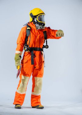 Saf beyaz arkaplanda kendine güvenen ve demir baltayı tutan itfaiyecinin görüntüsü uzmanlıklarını ve hassasiyetle acil durumlara cevap vermeye hazır olduklarını gösteriyor..